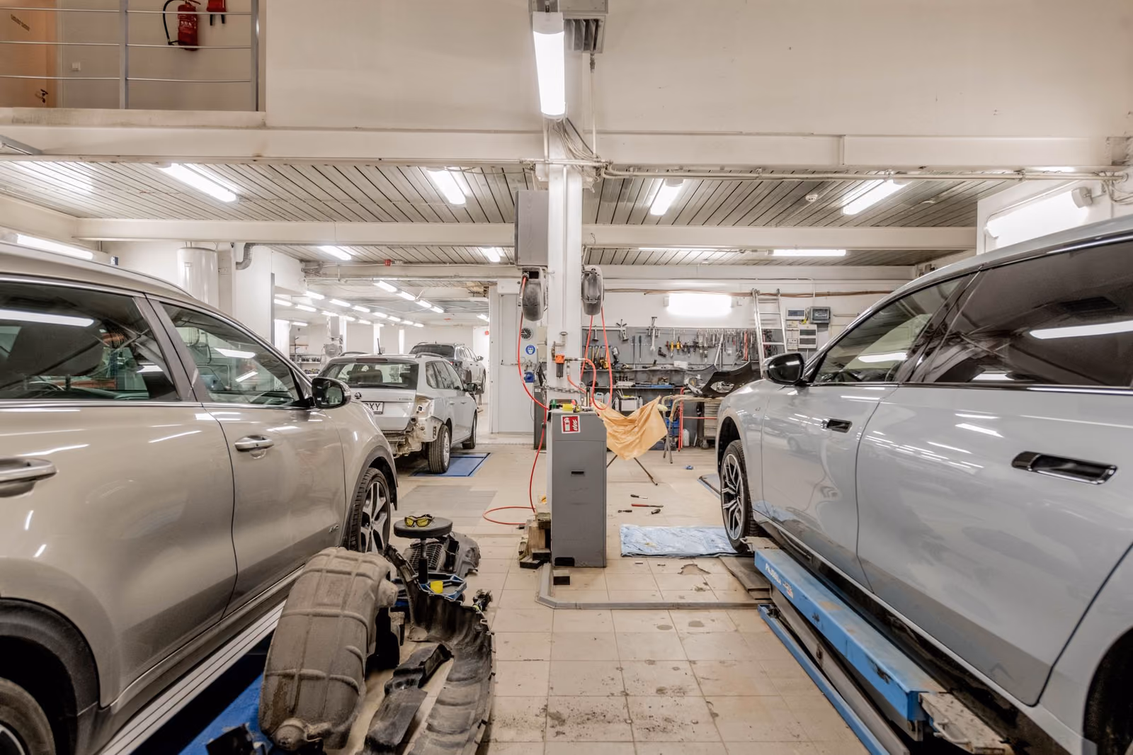 Werkstatthalle mit mehreren Fahrzeugen